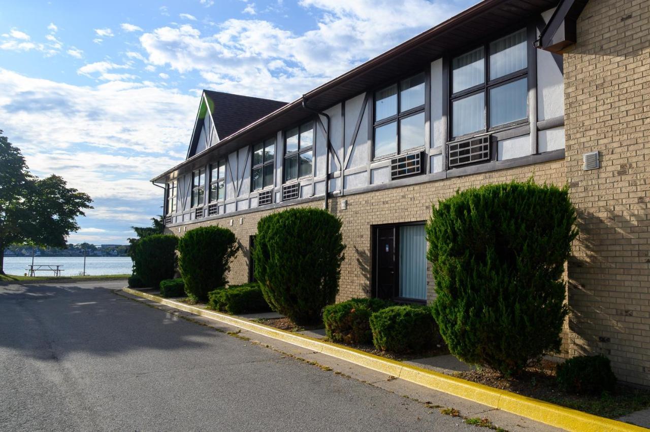 Days Inn By Wyndham Sarnia Harbourfront エクステリア 写真