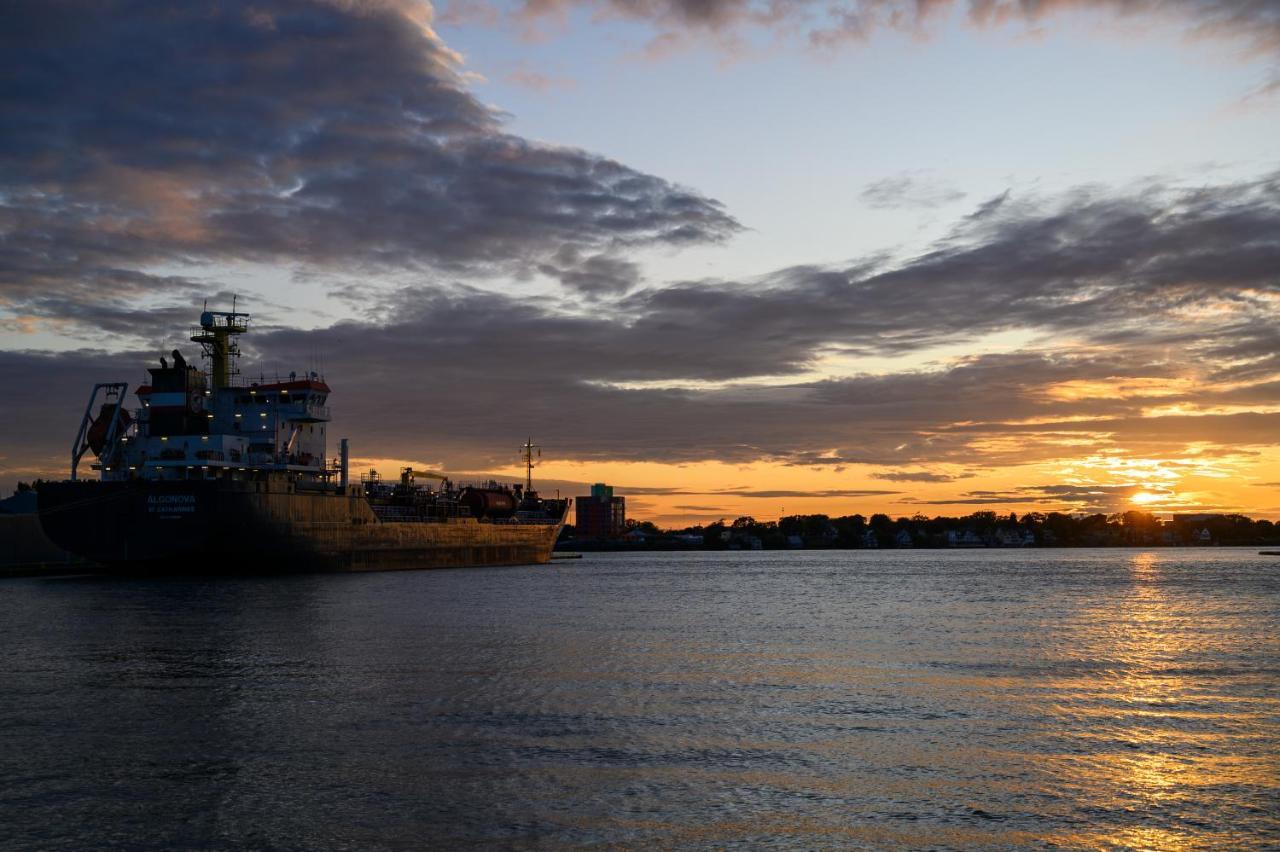 Days Inn By Wyndham Sarnia Harbourfront エクステリア 写真