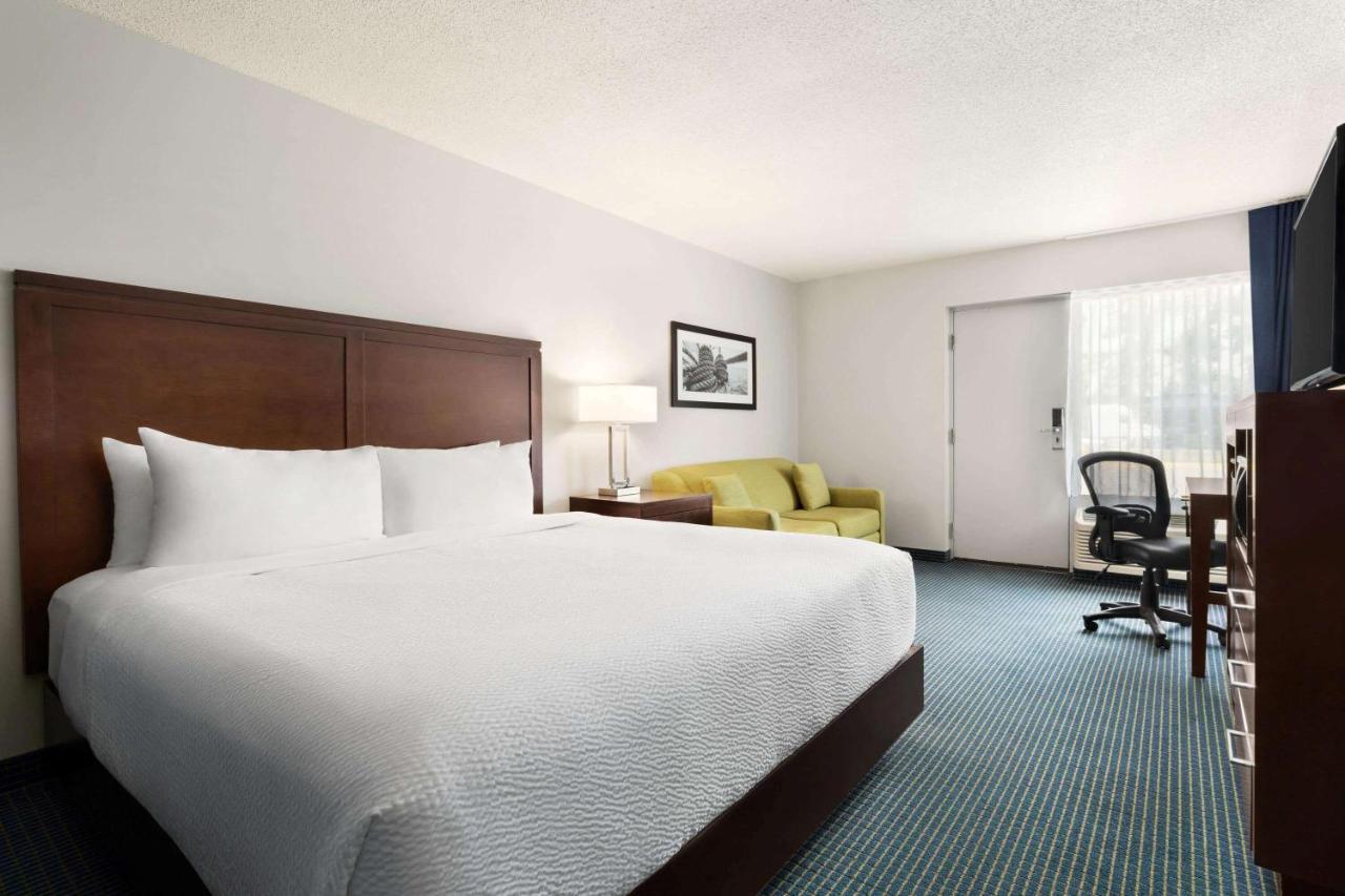 Days Inn By Wyndham Sarnia Harbourfront エクステリア 写真